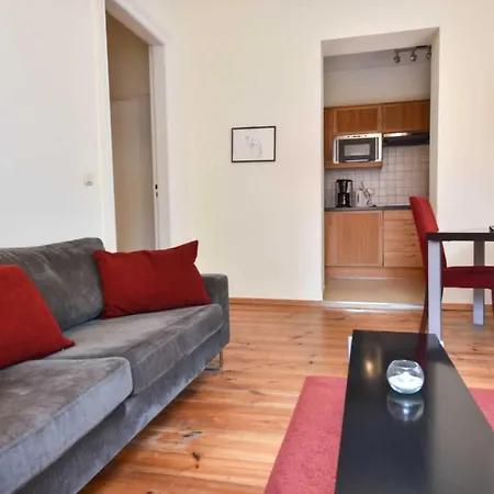 Emmy 6 Apartment *